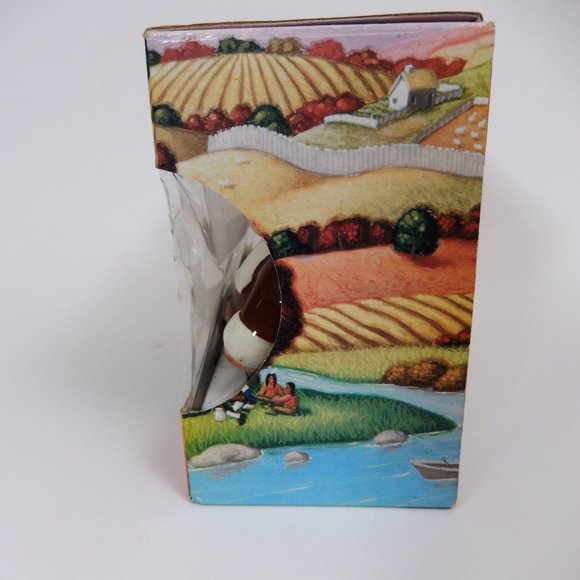 Publix Seasons Greetings, Pilgrim Pair Salt and Pepper Shaker - Picture 9 of 11